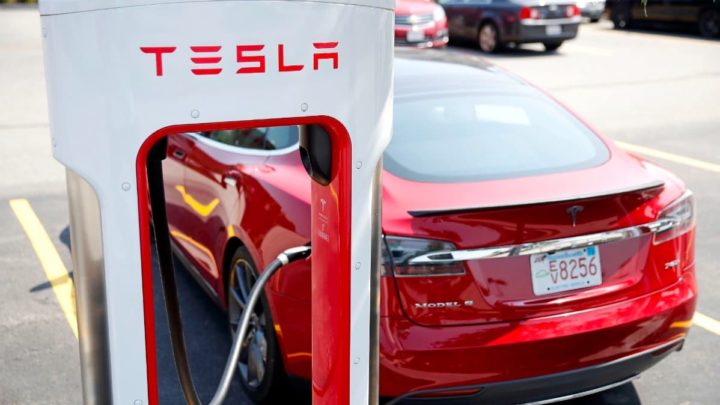 Imagem supercharger Tesla a carregar um Model S na Noruega