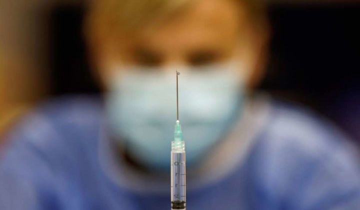 Há uma campanha misteriosa para desacreditar vacina da Pfizer