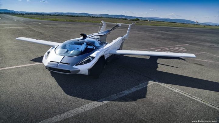 Air Car: Carro voador faz viagem-teste entre dois aeroportos (Vídeo)