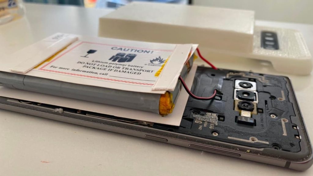 Utilizador criou um Samsung com super bateria de 14.000 mAh