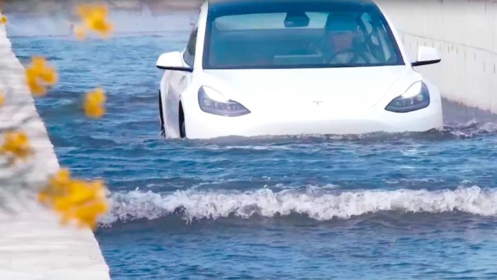 Imagem tesla Model 3 numa enchente