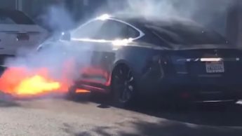 Imagem Tesla Model S em chamas
