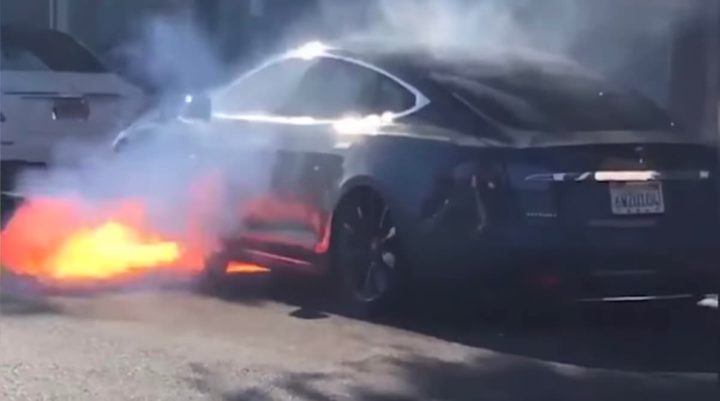 Imagem Tesla Model S com bateria em chamas