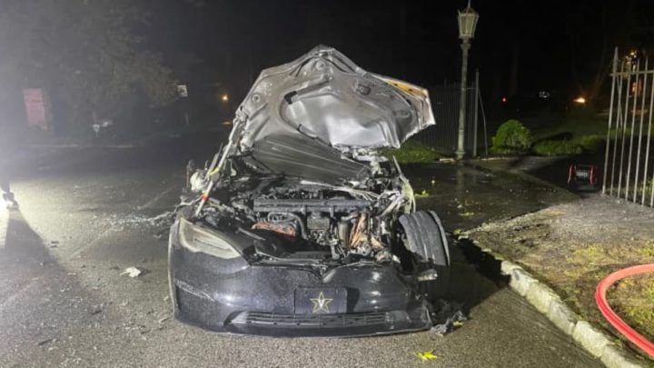 Imagem tesl Model S Plaid destruído