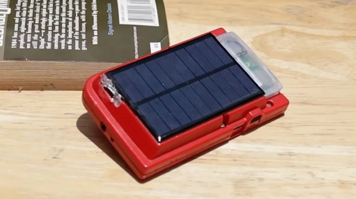 El usuario modifica la Game Boy Pocket y le pone un panel solar