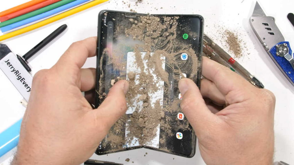 Como se porta o ecrã do Samsung Galaxy Z Fold3? Já foi testado sem qualquer piedade