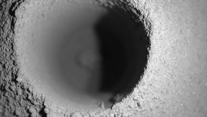 Imagem do furo na rocha de Marte