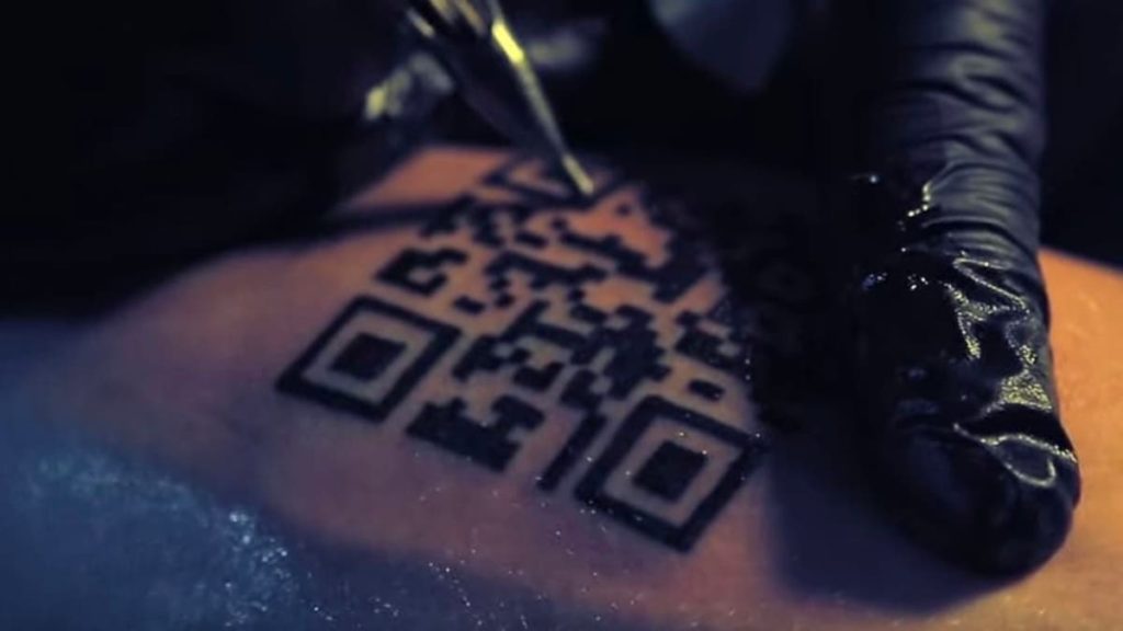 Homem tatua o código QR do seu certificado de vacinação