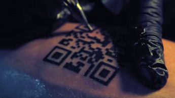 Ilustração certificado vacina numa tatuagem com código QR