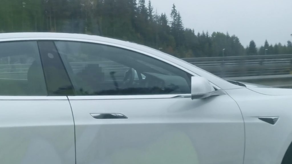 Condutor bêbado dorme ao volante de um Tesla a 100 km/h com o piloto automático ligado