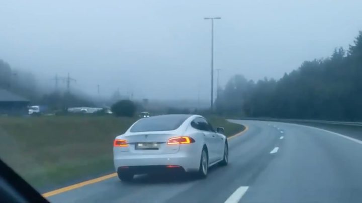 Imagen de un Tesla Model S en piloto automático