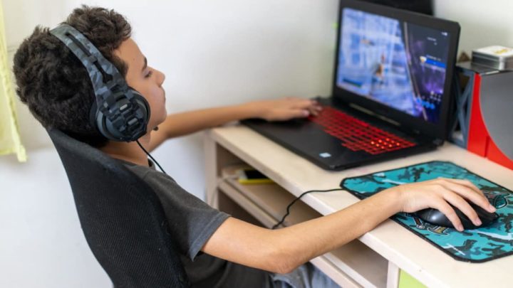 Criança a jogar jogos online