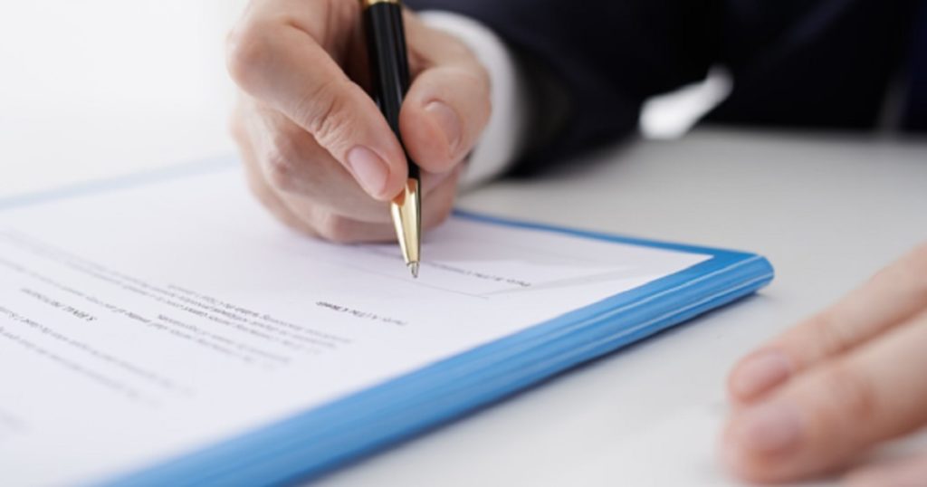 É a partir de hoje! Proibidas letras pequenas nos contratos