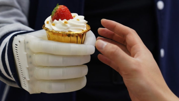 Neuroprótese desenvolvida pelo MIT a segurar um cupcake 