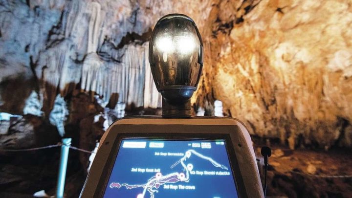 Guia turístico da Alistrati Cave, o robô Persephone