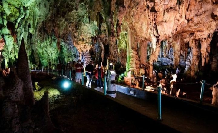Imagem do Persephone a fazer uma visita guiada com turistas pela Alistrati Cave