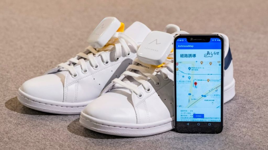 Sapatos que vibram ajudam pessoas com visão reduzida a caminhar nas ruas da cidade