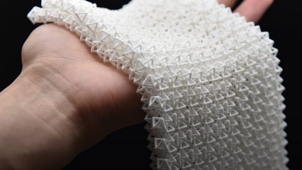 Há agora um tecido flexível que fica rígido como metal