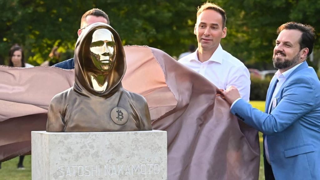 Estátua do criador da bitcoin erguida na Hungria