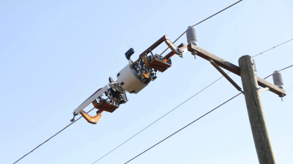 Bombyx: O robô do Facebook que passa fibra óptica em postes de energia