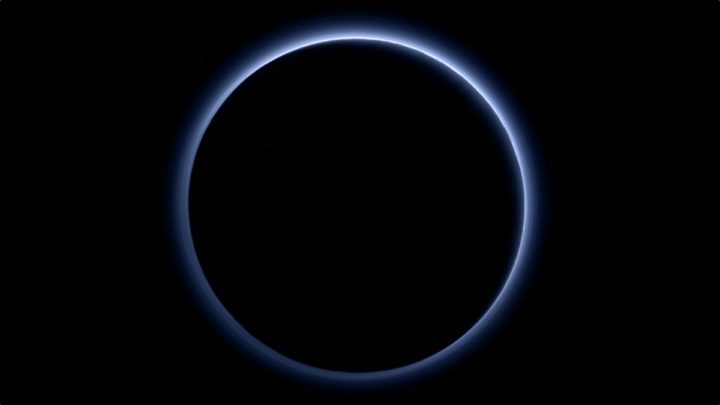 Imagem da atmosfera de Plutão