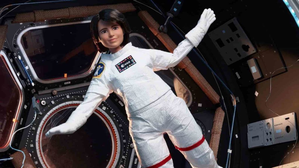 Barbie astronauta flutua em gravidade zero para inspirar raparigas jovens