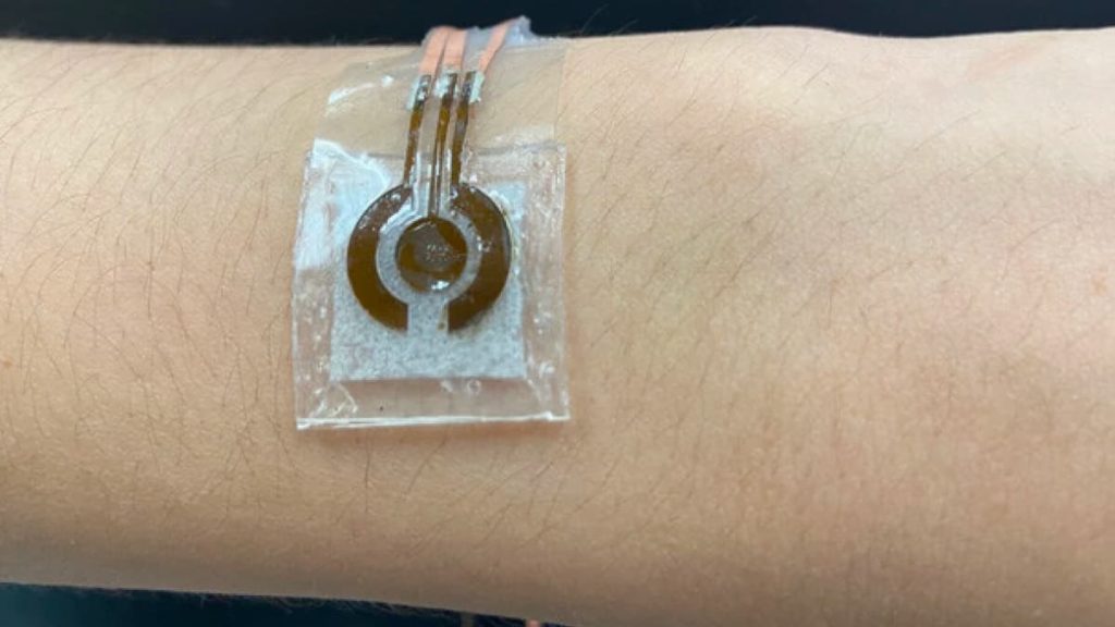 Sensor de pele adesivo mede níveis de glicose no sangue através do suor do utente