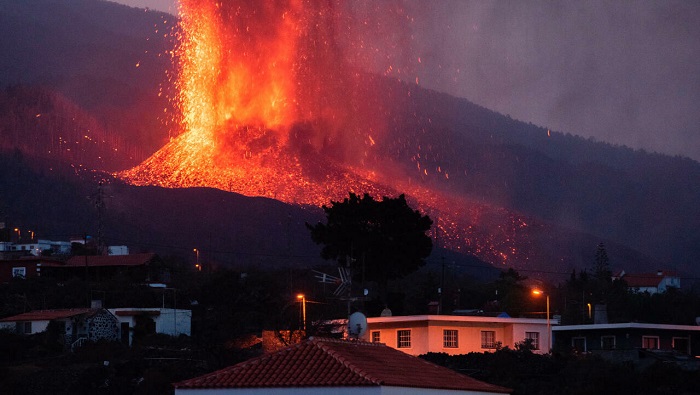 El volcán italiano Edna entra en erupción nuevamente, provocando lluvia de cenizas