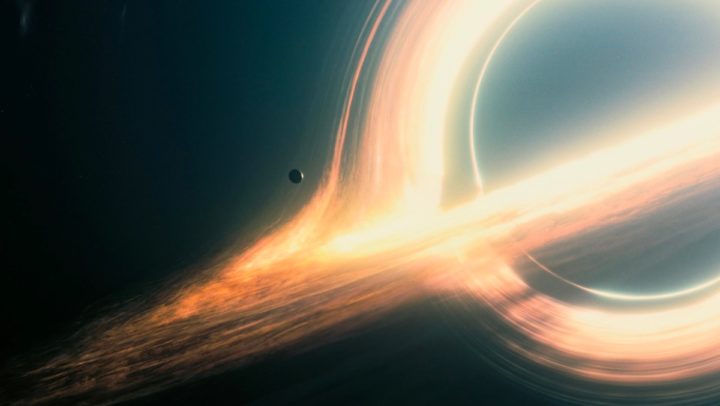 Ilustração da força de um buraco negro que deforma o tecido cósmico