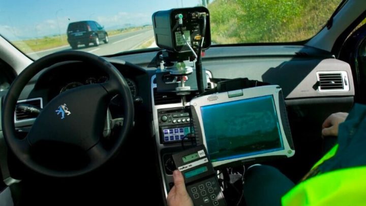 Imagem brigada de trânsito a usar radares de controlo de velocidade