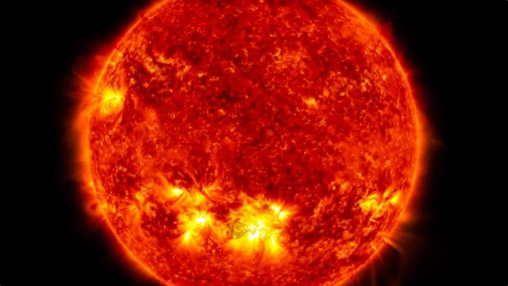 Imagem do Sol com uma explosão de plasma em direção à Terra