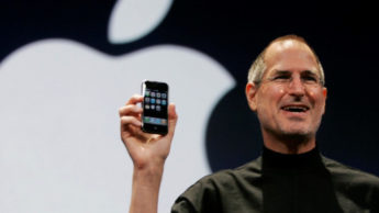 Steve Jobs com iPhone