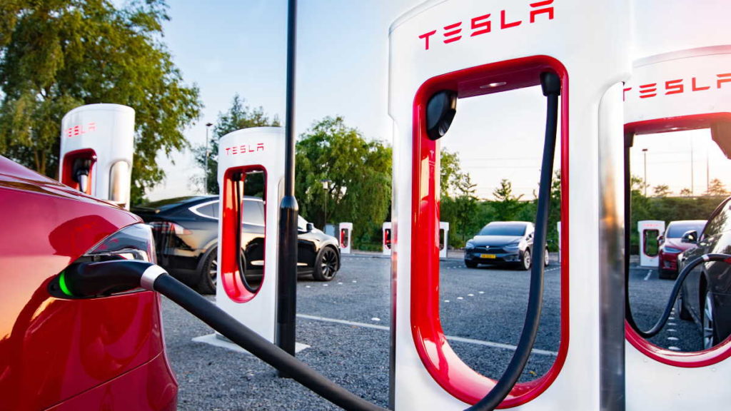 Tesla está a instalar antenas Starlink nos Superchargers, as estações de carregamento