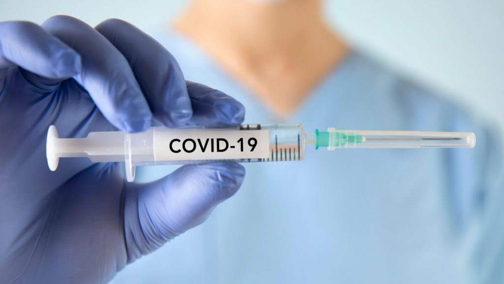 COVID-19: Homem apresenta “braço falso” para vacinar