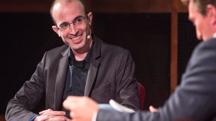Professor Yuval Noah Harari, que discutiu acerca da IA na CBS