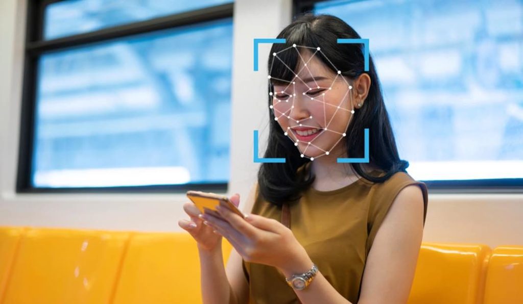 Jovem levanta pálpebras à namorada para abrir app do banco e roubar dinheiro