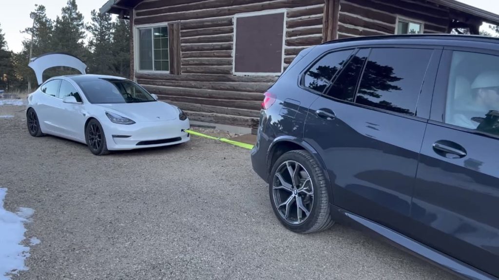 BMW carrega energia a um Tesla Model 3… a reboque (vídeo)