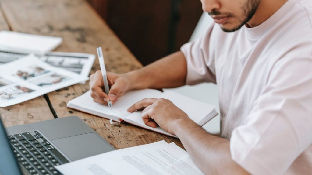 MIT rejeita trabalho de estudante sobre os benefícios da IA para a produtividade