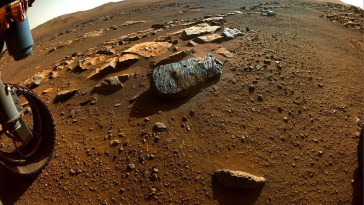 Imagem solo de Marte na cratera Jezero tiradas pelo rover Perseverance