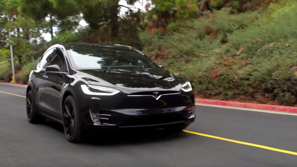 Piloto automático do Tesla Model X ajuda no parto de um bebé
