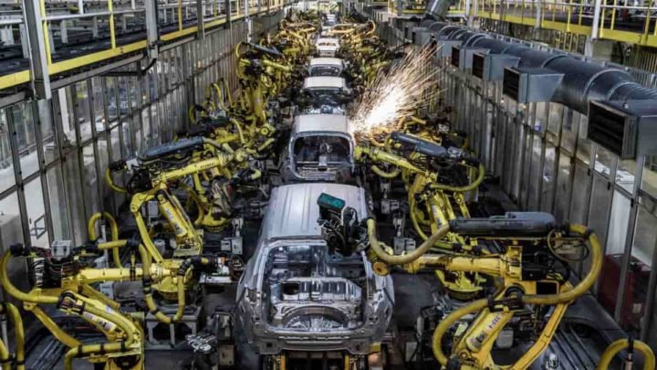 Produção de carros elétricos com robôs