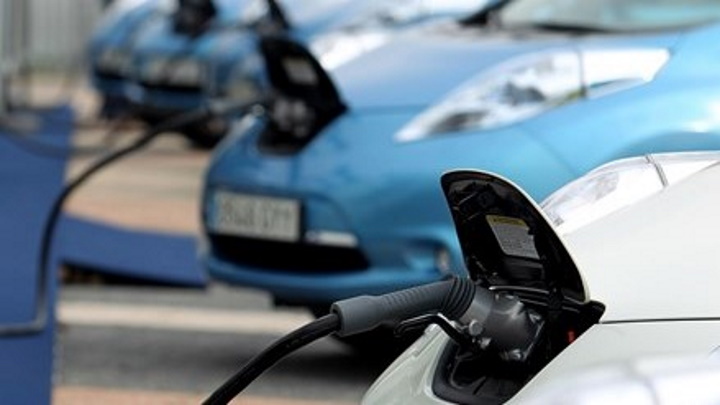 Carros movidos a energia venderam mais que a gasolina em 2022
