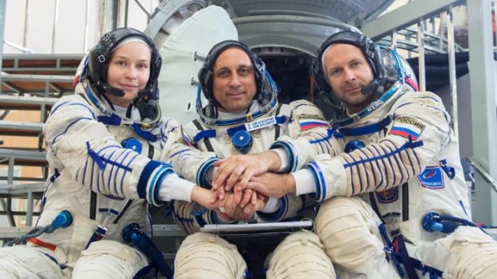 Tripulação russa que gravou imagens para novo filme no espaço