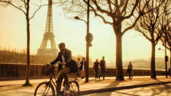 Cidadão a andar de bicicleta, em França