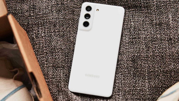 Samsung Galaxy S21 FE smartphones