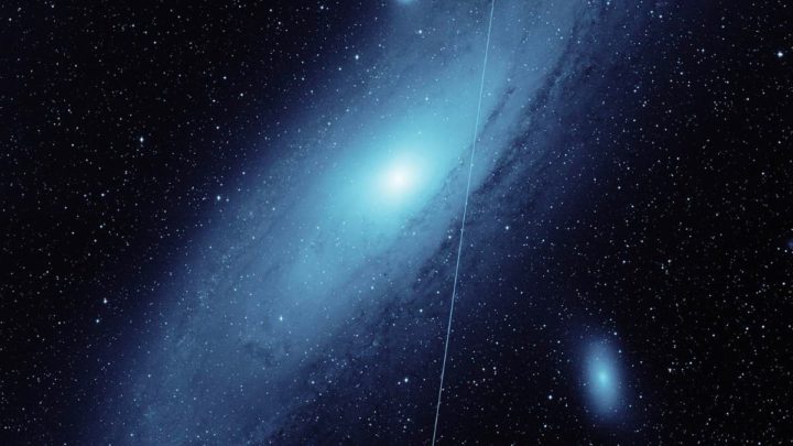 Imagem de galáxia com rasto dos satélites Starlink da SpaceX a marcar a foto