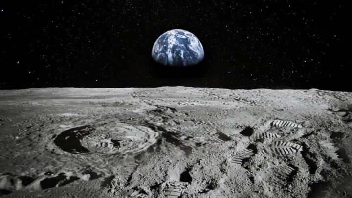 Imagem solo lunar com a Terra em pano de fundo