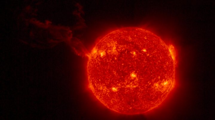 Imagem erupção solar gigante captada pela Sonda Solar Orbiter