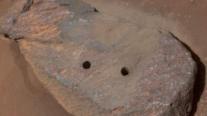 Imagem de rocha perfurada pelo rover da NASA
