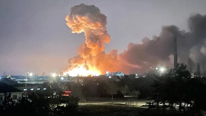 Imagem de explosões na Ucrânia. Rússia começou a invadir o país com guerra até na internet